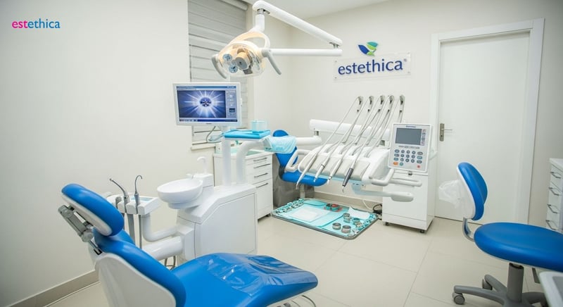 ابتسامة هوليود مقابل تجميل الأسنان التقليدي