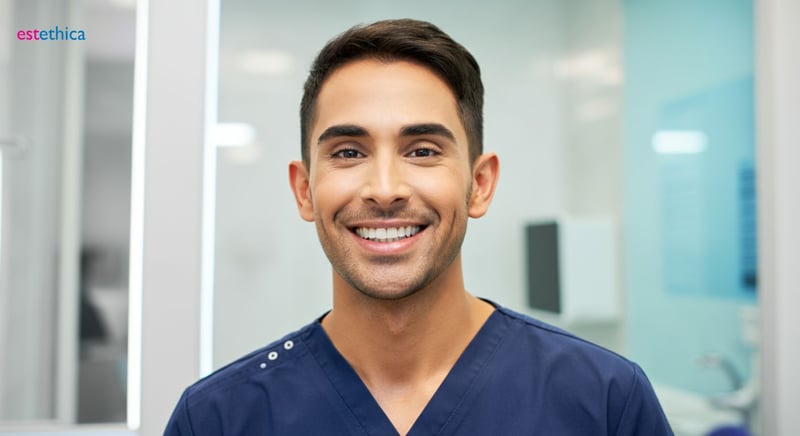 Carillas, implantes y ortodoncia invisible para mejorar la sonrisa