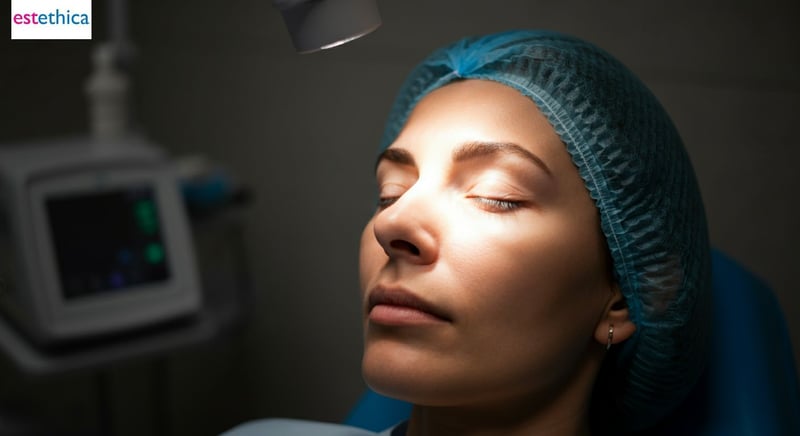 Chirurgie des paupières en cours