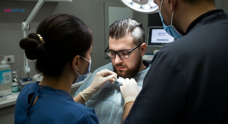 تقنيات زراعة الشعر الحديثة: FUE وDHI