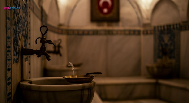 Interior de un hamam tradicional con vapor y mosaicos